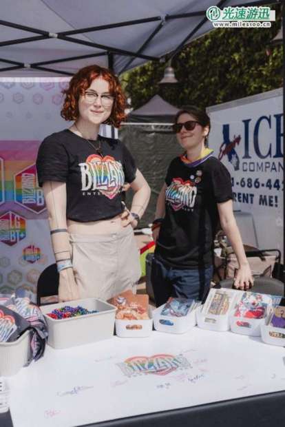 暴雪LGBT+员工参加骄傲游行：骄傲自豪 喜笑颜开
