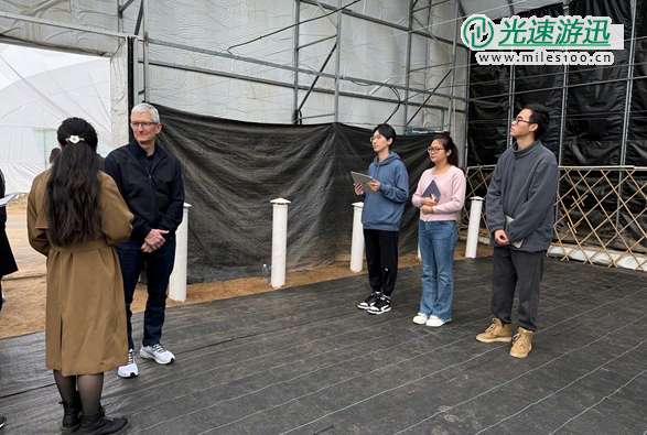 苹果CEO库克现身北京 兴致勃勃参观有机农场